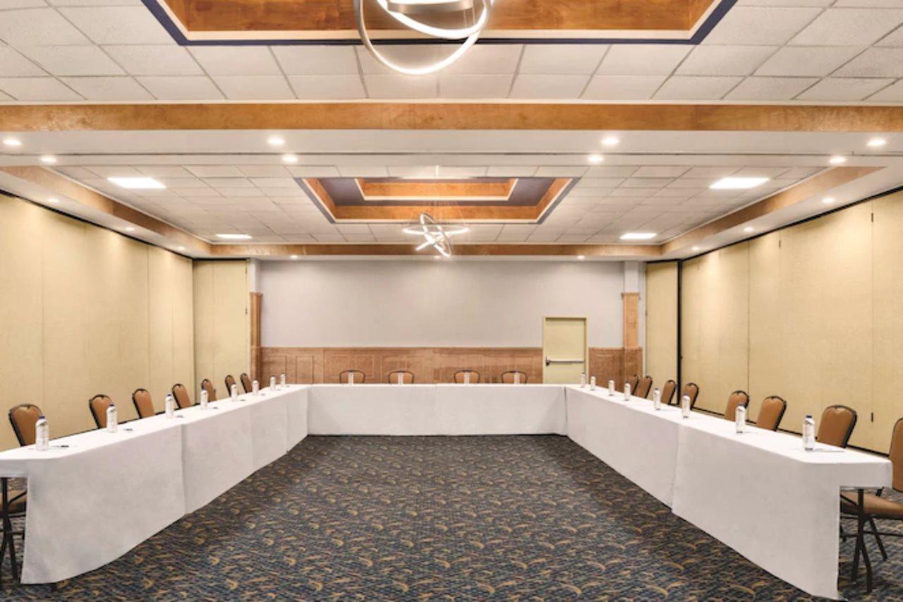 Wyndham Garden Conference Center Champaign - Urbana Otel Dış mekan fotoğraf