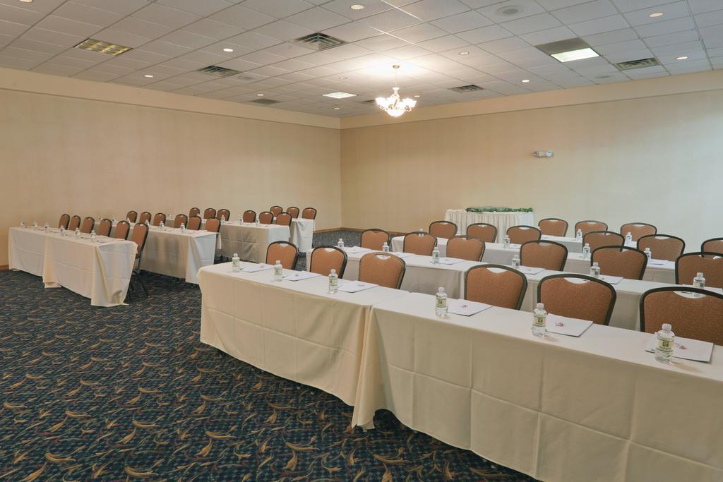 Wyndham Garden Conference Center Champaign - Urbana Otel Dış mekan fotoğraf
