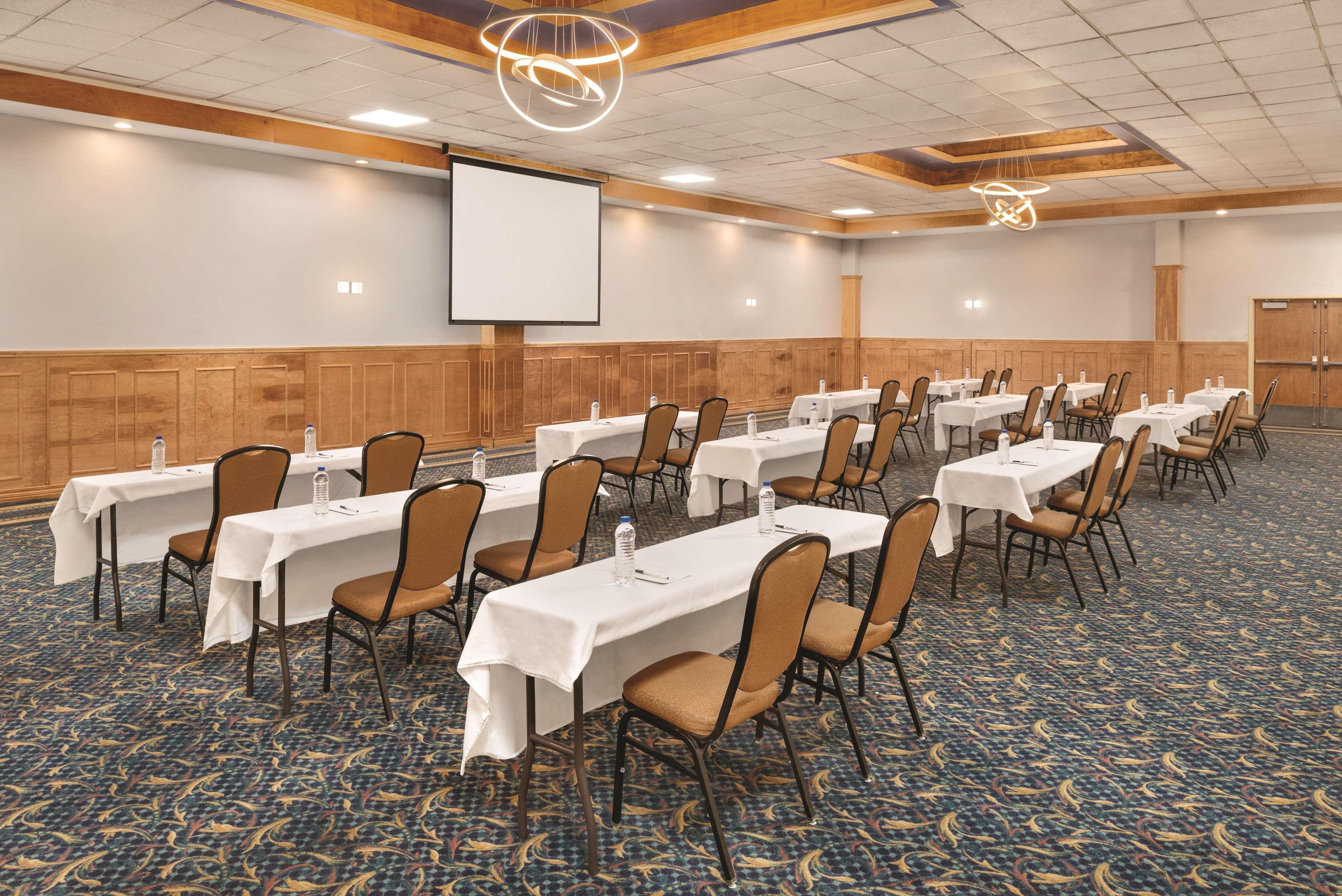 Wyndham Garden Conference Center Champaign - Urbana Otel Dış mekan fotoğraf