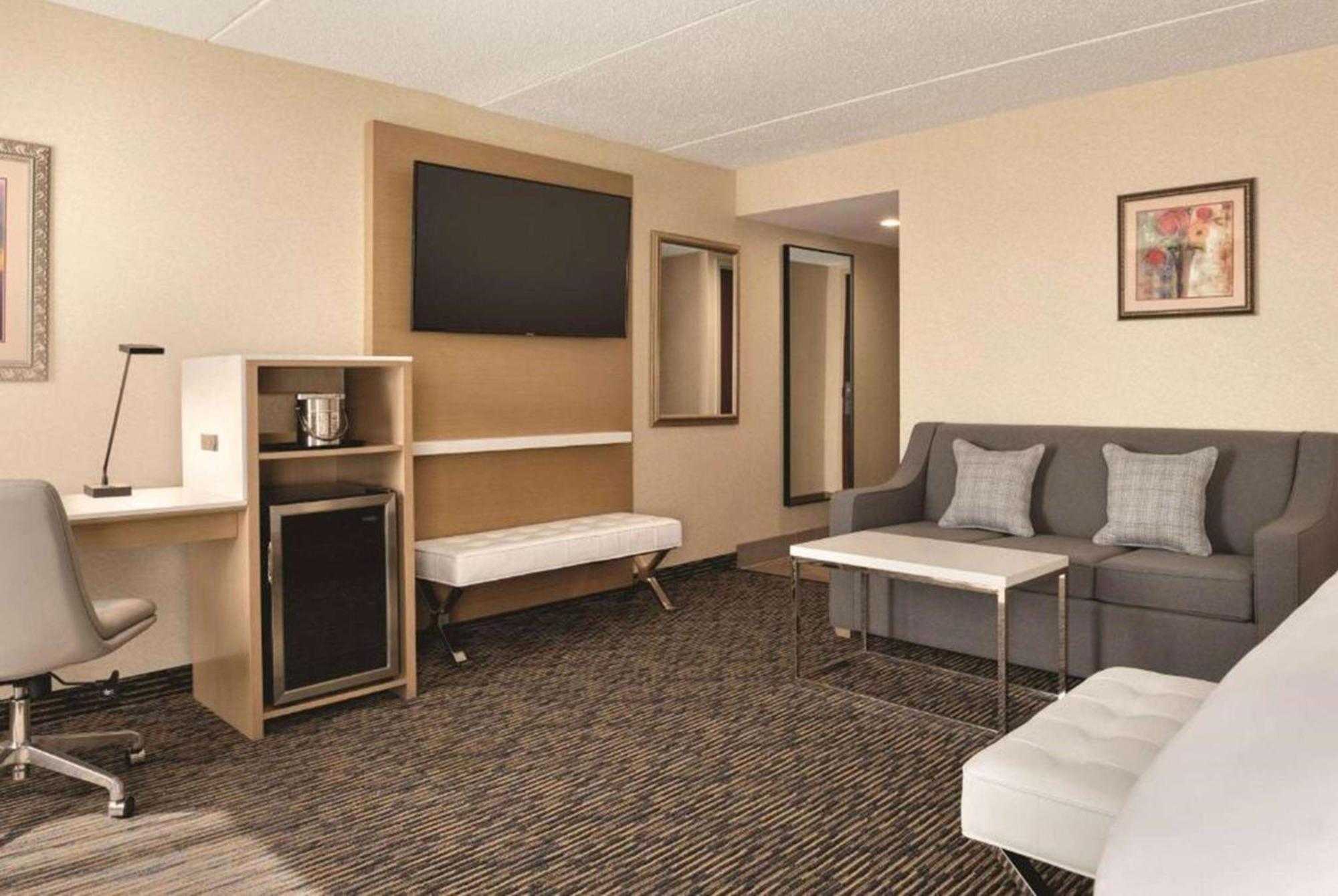 Wyndham Garden Conference Center Champaign - Urbana Otel Dış mekan fotoğraf