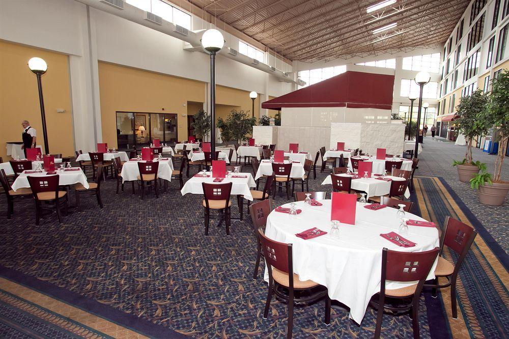 Wyndham Garden Conference Center Champaign - Urbana Otel Dış mekan fotoğraf